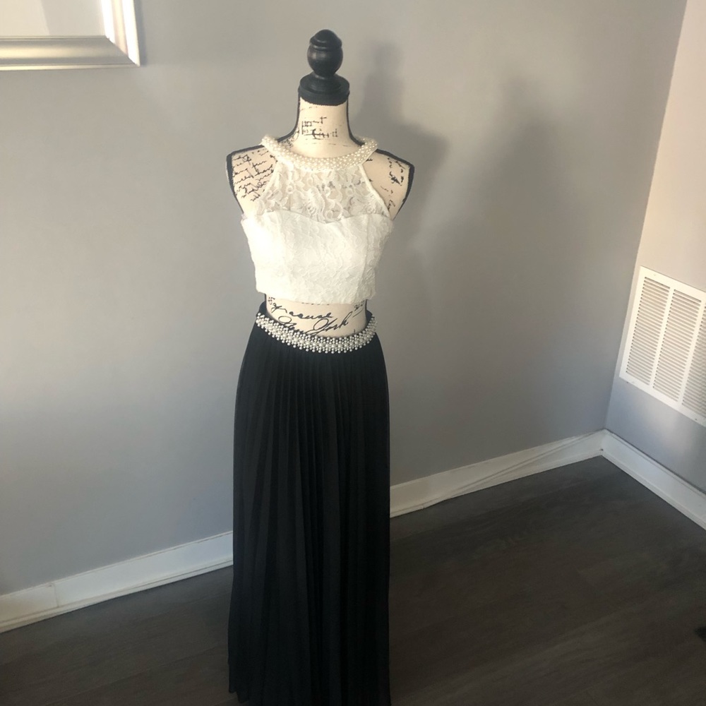 Top with skirt black and white set